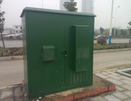 China Armário exterior de duas telecomunicações das portas IP55 com compartimento de bateria e compartimento do equipamento fornecedor