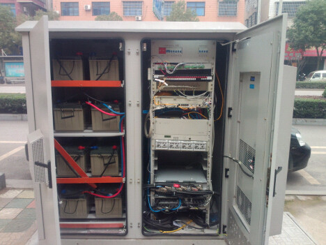 China Armário exterior das telecomunicações da rua, com condicionador de ar ou permutador de calor, IP55 fornecedor