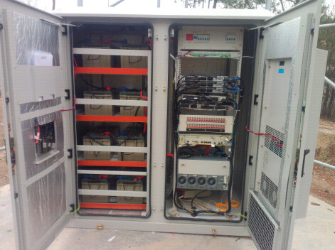 China Armário exterior das telecomunicações IP55, com armário da bateria e armário do equipamento, condicionador de ar fornecedor