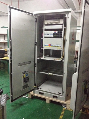 China Armário exterior das telecomunicações IP55, com o compartimento separado do equipamento e o compartimento de bateria fornecedor