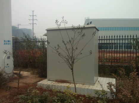China Armário exterior das telecomunicações, com duas portas da rua, compartimento de bateria, condicionador de ar fornecedor
