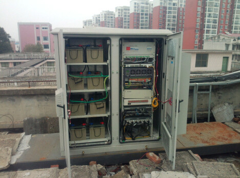 China Armário exterior do sistema de energia, IP55, com compartimento de bateria e compartimento do equipamento fornecedor
