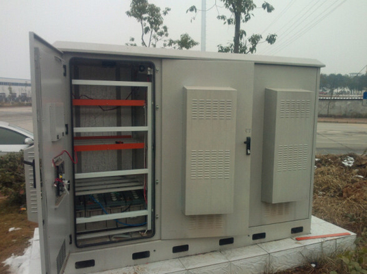 China Armário exterior da bateria, armário das telecomunicações, com condicionador de ar ou permutador de calor fornecedor
