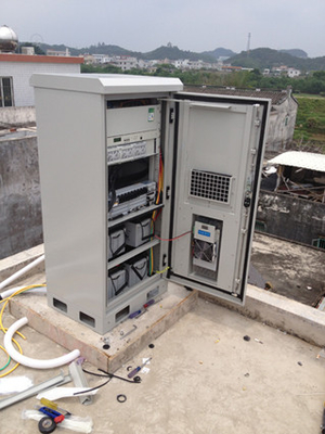 China Armário exterior das telecomunicações, IP55, com condicionador de ar ou permutador de calor, baterias, UPS fornecedor