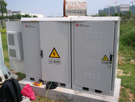 Armário exterior das telecomunicações do compartimento IP55 três, com condicionador de ar ou permutador de calor fornecedor