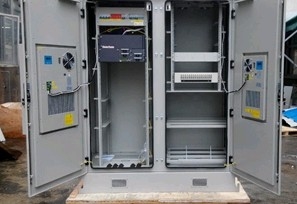 Armário exterior das telecomunicações IP55, com condicionador de ar e permutador de calor, sensores, PDU fornecedor