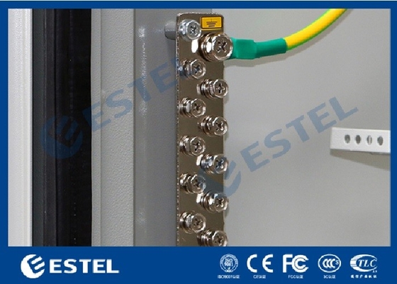 Um armário exterior galvanizado compartimento das telecomunicações da parede dobro de aço com condicionador de ar e fãs fornecedor